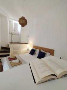um livro aberto sentado em cima de uma cama em Casa da Freiria em Évora