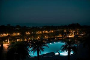 una vista de una piscina por la noche en Arawali Ananta Elite, Ranakpur, en Sādri