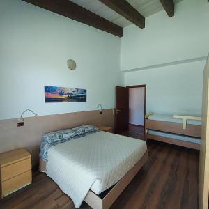 um quarto com uma cama e um banco em Ca Giuliocesare em Castiglione di Ravenna