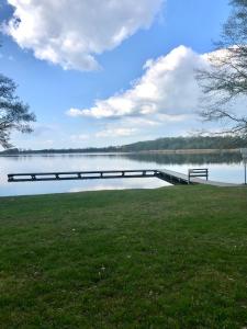 een dok in het midden van een meer bij Ferienhaus am Netzener See in Lehnin