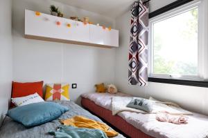 Camping Country Park Crecy La Chapelle - Site Officiel - Next to Disneyland Paris客房内的一张或多张床位