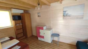 Habitación pequeña con armario pequeño y taburete azul en Piętrowe DOMKI KLIF 6os,Cudnie Bezludnie dzika plaża łąka bociek cisza szlaki rowerowe pieski 25zl, en Debina