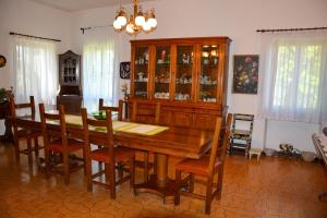 comedor con mesa de madera y sillas en La Casa di Cesarina, en Celle sul Rigo