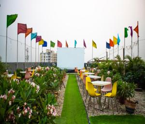 een conferentiezaal met tafels, stoelen en vlaggen bij Morvee Hotels Durgapur in Durgapur