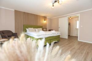 Falk & Frei Selketal Resort في Meisdorf: غرفة نوم مع سرير وغرفة معيشة