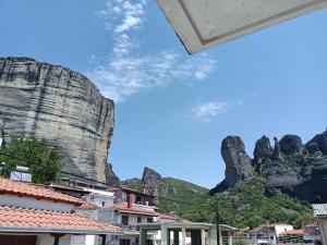 vistas a una montaña con casas delante en Kalian Meteora en Kalambaka