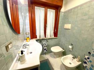 bagno con lavandino e servizi igienici di Casa mare Golfo di Cagliari a Su Forti