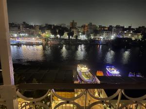 Nile view في القاهرة: اطلالة على نهر بالليل مع وجود قوارب في الماء
