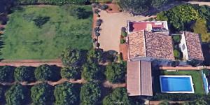 una vista aérea de una casa con piscina en Casa rural con encanto, 4 hab con 4 baños completos en suite, piscina y campo privado, en Pedreguer
