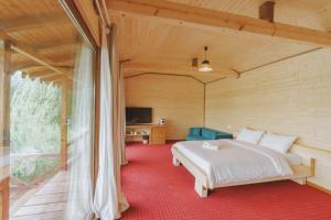 um quarto com uma cama num quarto de madeira em Zaga Zaga Sat em Tecuci