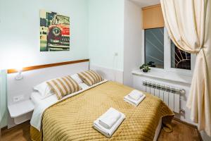 - une chambre avec un lit et 2 serviettes dans l'établissement Rainbow apartment near Rynok sq, à Lviv