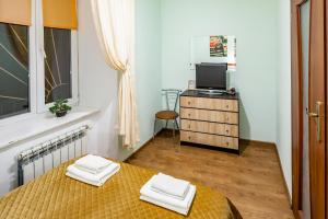 Cette petite chambre comprend un lit et une télévision. dans l'établissement Rainbow apartment near Rynok sq, à Lviv