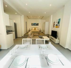 Televízia a/alebo spoločenská miestnosť v ubytovaní Apartamento Alhucemas Playa