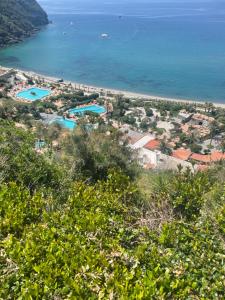 una vista aerea su un resort e sull'oceano di Villa la Dimora di Zoè a Ischia