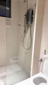 een douche in een badkamer met een toilet bij S1 Cozy Home Sunway Geo 2Queens Sunway Medical Centre in Petaling Jaya
