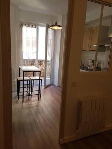 salon ze stołem i kuchnią w obiekcie Agréable appartement lumineux au centre-ville w mieście Oyonnax +1 zdjęcie