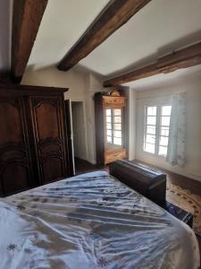 sypialnia z dużym łóżkiem w pokoju z oknami w obiekcie Loue maison de village à Hyères/ les Borrels w Hyères
