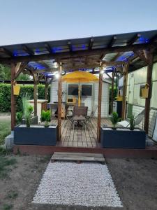 Patio nebo venkovní prostory v ubytování Mobil home sur grand terrain clôturé et arboré + 5 fotografií