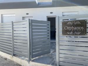 una puerta con un cartel delante de un edificio en Orphanos House en Kamilari