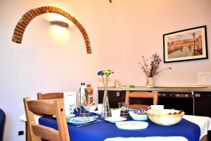 mesa de comedor con mantel azul en Chez Moi B&B en Florencia