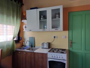Kuchyň nebo kuchyňský kout v ubytování Slim apartman i sobe