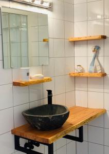 a bathroom with a black bowl sink on a wooden table at derankerplatz-fehmarn in Burgtiefe auf Fehmarn 