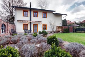 una casa con un jardín delante de ella en Constantia by Grape Hotel, en Wroclaw