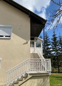 una casa con una escalera blanca que conduce a un porche en Apartman Potok en Livno