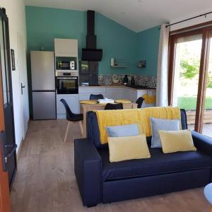Dapur atau dapur kecil di studio avec terrasse au calme