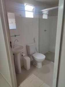 uma casa de banho branca com um WC e um lavatório em JR Casa Contêiners em Boa Vista