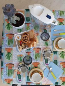 una tavola ricoperta di piatti e ciotole di cibo di Piazza Mazzini Apartment a Lecce