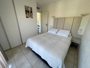 Tempat tidur dalam kamar di Côte d’Azur- Appartement Les Suites de Robinson