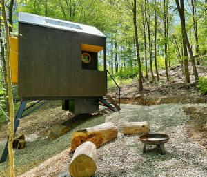 una casa de pájaros en medio de un bosque en Posed na stráni en Kníničky