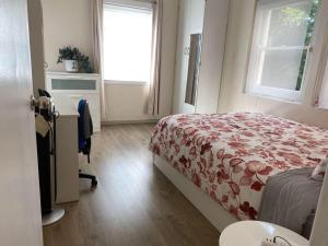 een slaapkamer met een bed, een raam en een bureau bij 2 bedroom small unit 1 minute walk to shopping centre NO PARKING SLOT in Wollongong