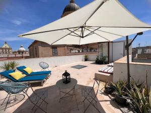 duży biały parasol na dachu w obiekcie Garraffa 72 Suite w mieście Marsala