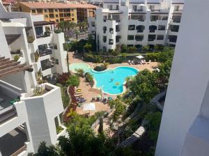 Utsikt över poolen vid New Luxury Apartment with sea view in Palm Mar eller i närheten