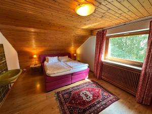 Habitación pequeña con cama y ventana en Private Villa close to Winterberg and Willingen 14 guests HUGH GARDEN Free parking multiple cars, en Olsberg