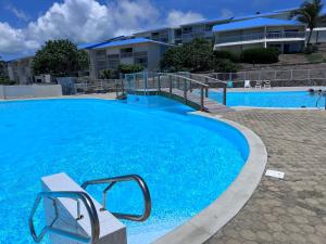 Bazén v ubytování Studio Tortola Orient Bay VUE MER nebo v jeho okolí