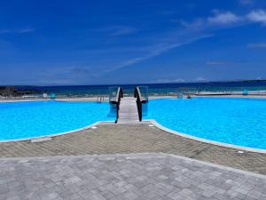 Bazén v ubytování Studio Tortola Orient Bay VUE MER nebo v jeho okolí