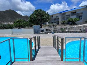 Bazén v ubytování Studio Tortola Orient Bay VUE MER nebo v jeho okolí