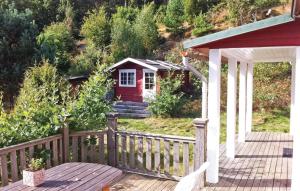 Taman di luar Gorgeous Home In Ljungskile With Wifi