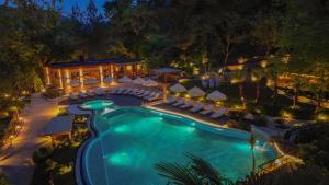Eine Draufsicht auf ein Schwimmbad bei Nacht in der Unterkunft Nuup Hotel in Marmaris
