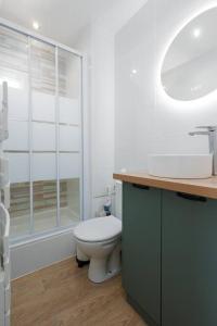 een badkamer met een toilet, een wastafel en een douche bij Appartement 5 personnes vue mer in Cap d'Agde