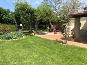 Un jardín fuera de Splendida villa con piscina