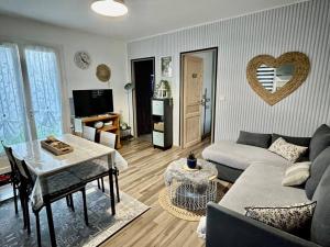 Μια τηλεόραση ή/και κέντρο ψυχαγωγίας στο Maison Coquelicots - 4 personnes - jardin
