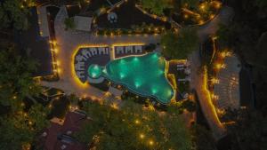 Eine Draufsicht auf ein Schwimmbad bei Nacht in der Unterkunft Nuup Hotel in Marmaris + 65 Fotos
