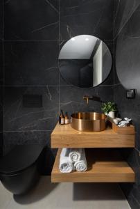 ein Bad mit einem Waschbecken und einem Spiegel in der Unterkunft Talbiye brand new luxury place in Jerusalem