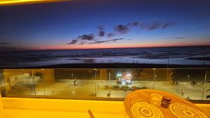 desde un balcón con vistas a la playa al atardecer en Magnifique vue, charme unique. en Kenitra