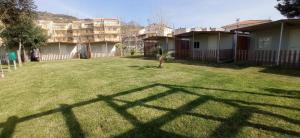 Un patio con casas y la sombra de una valla. en Tropical Casette Residence, en Diamante