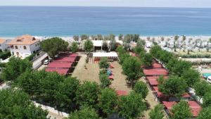 uma vista aérea de um resort perto do oceano em Tropical Casette Residence em Diamante